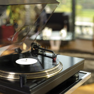 Platine vinyle Hifi avec bras de lecture en S